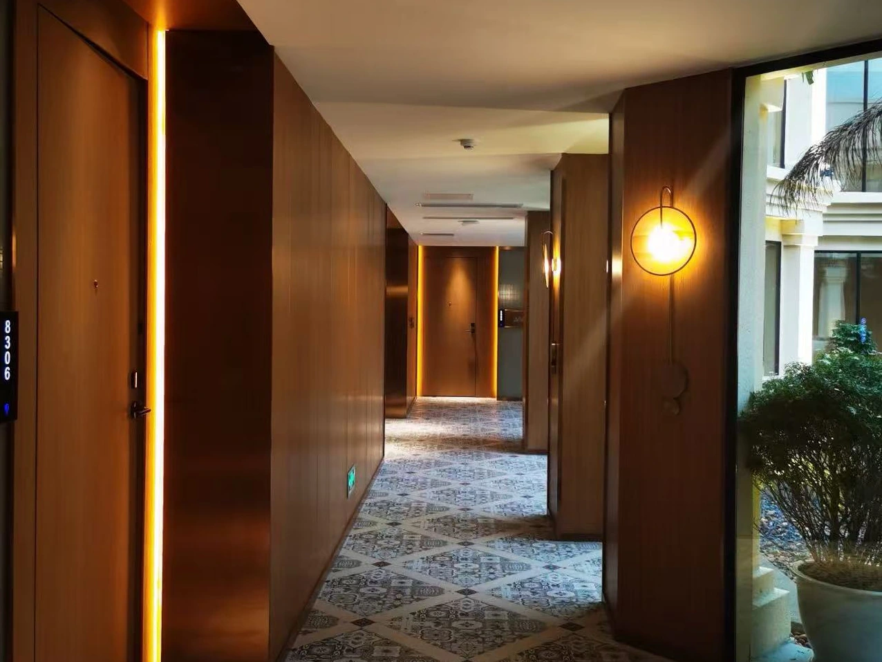 柬埔寨铂莱环海酒店 · 公区走廊 · 门套与木饰面