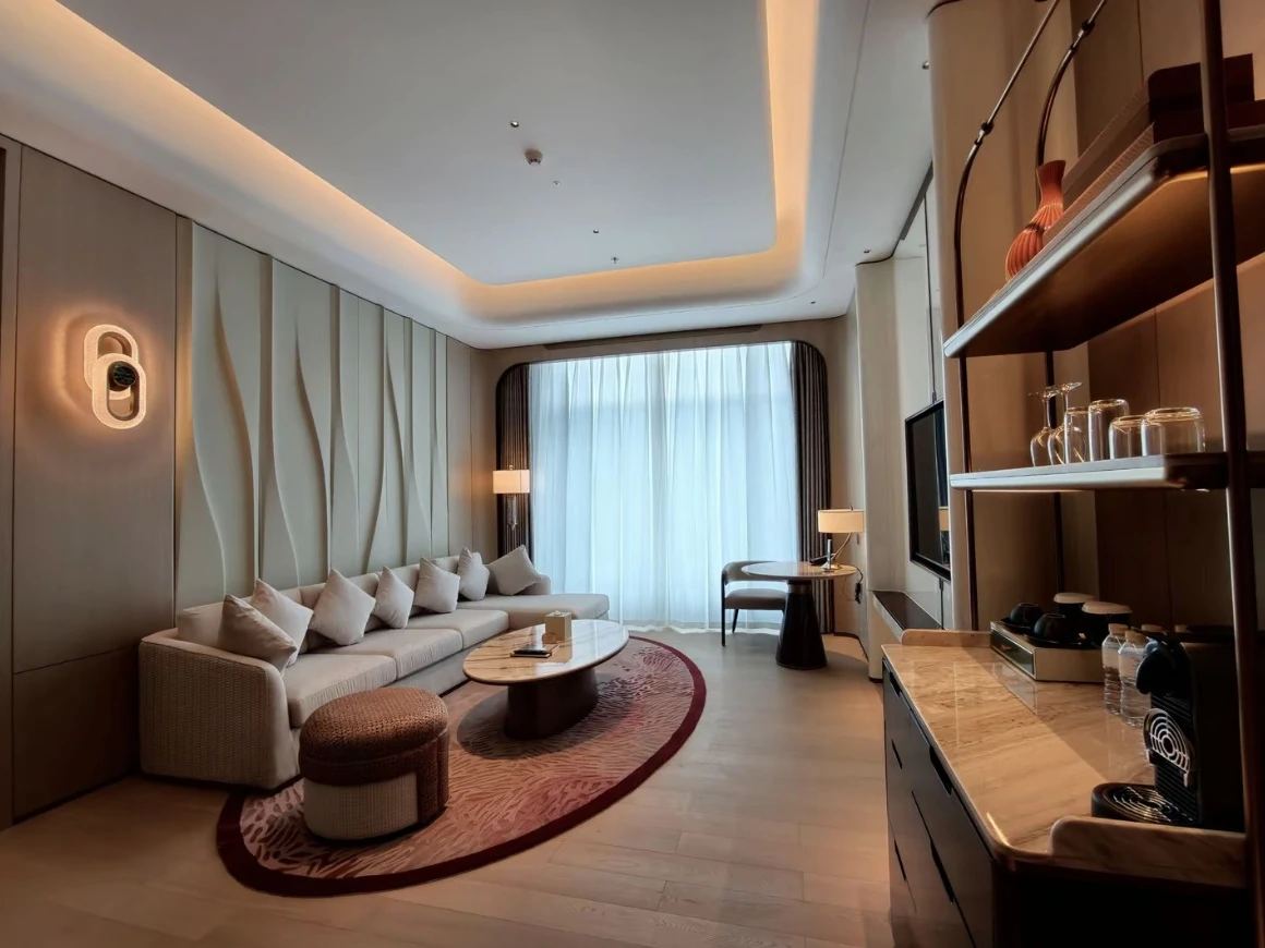 Bolai Huanhai Hotel · Living area · curved sofa and coffee table