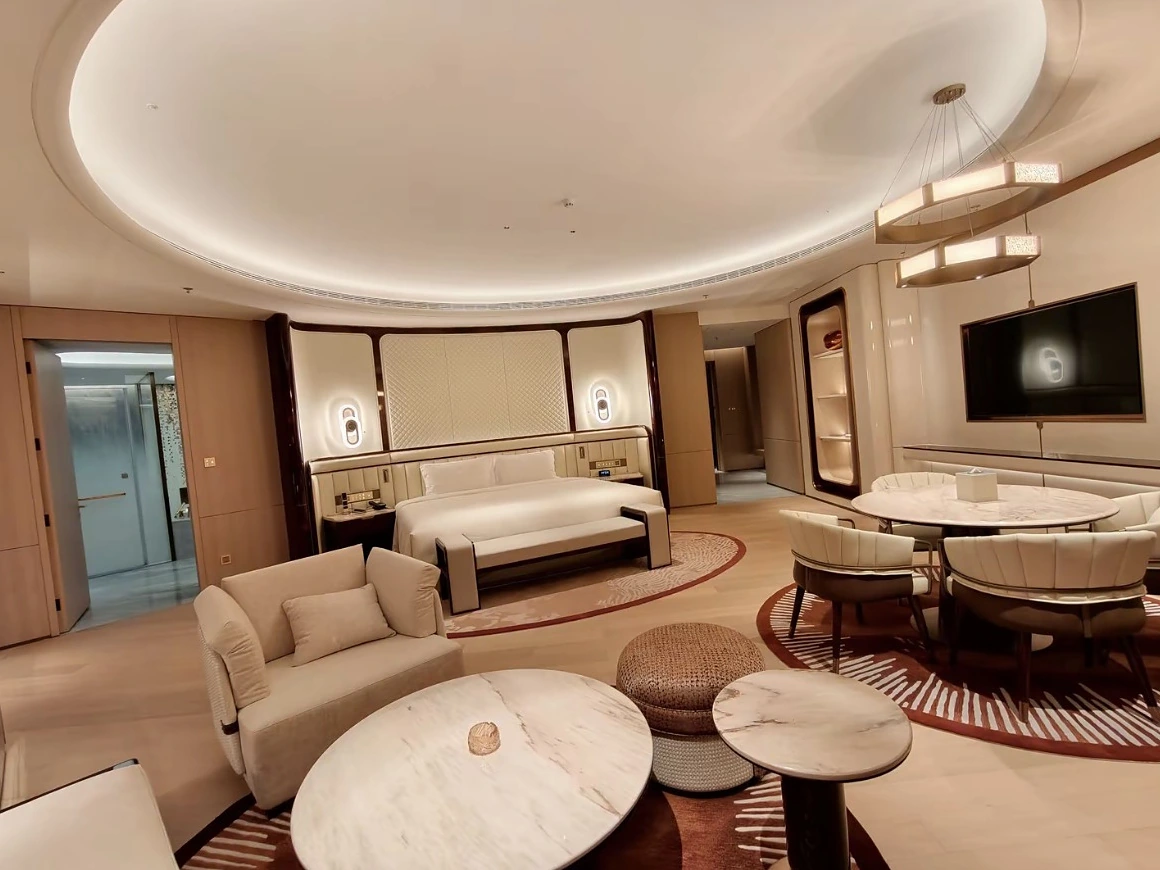 柬埔寨铂莱环海酒店 · 套房全景 · 家具组合与柜体