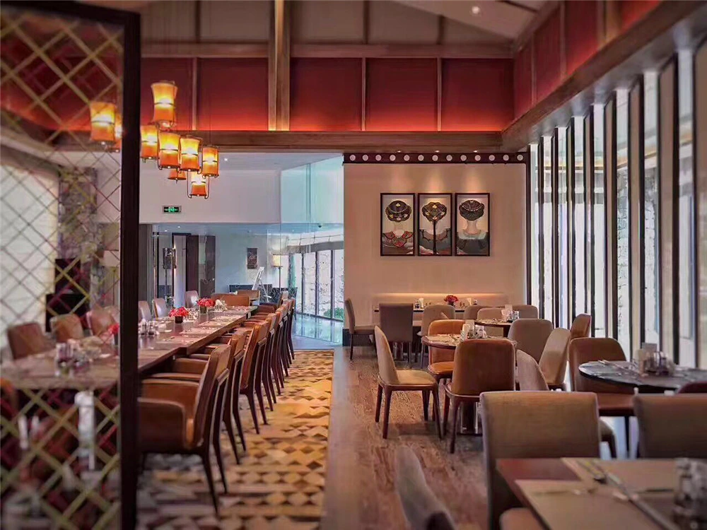 大理希尔顿酒店 · 餐厅餐桌、软包椅与卡座组合
