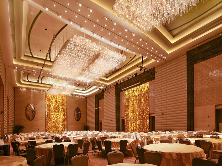 浙江湖州喜来登酒店 · 宴会厅圆桌椅与木饰面分格