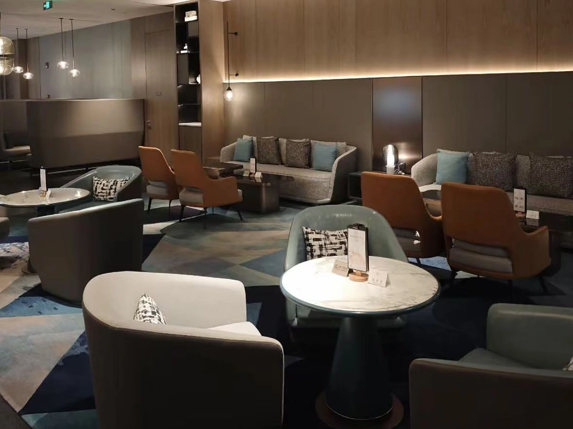 皇冠假日酒店 · 汇金中心二期 A 地块 · 公区休闲空间 · 木饰面与家具布局