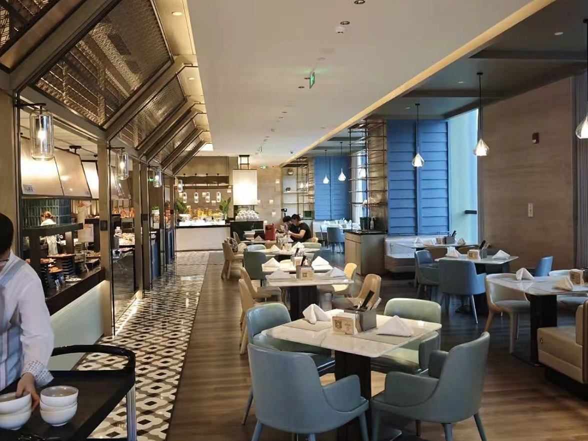 皇冠假日酒店 · 汇金中心二期 A 地块 · 餐饮空间 · 墙面与卡座布局