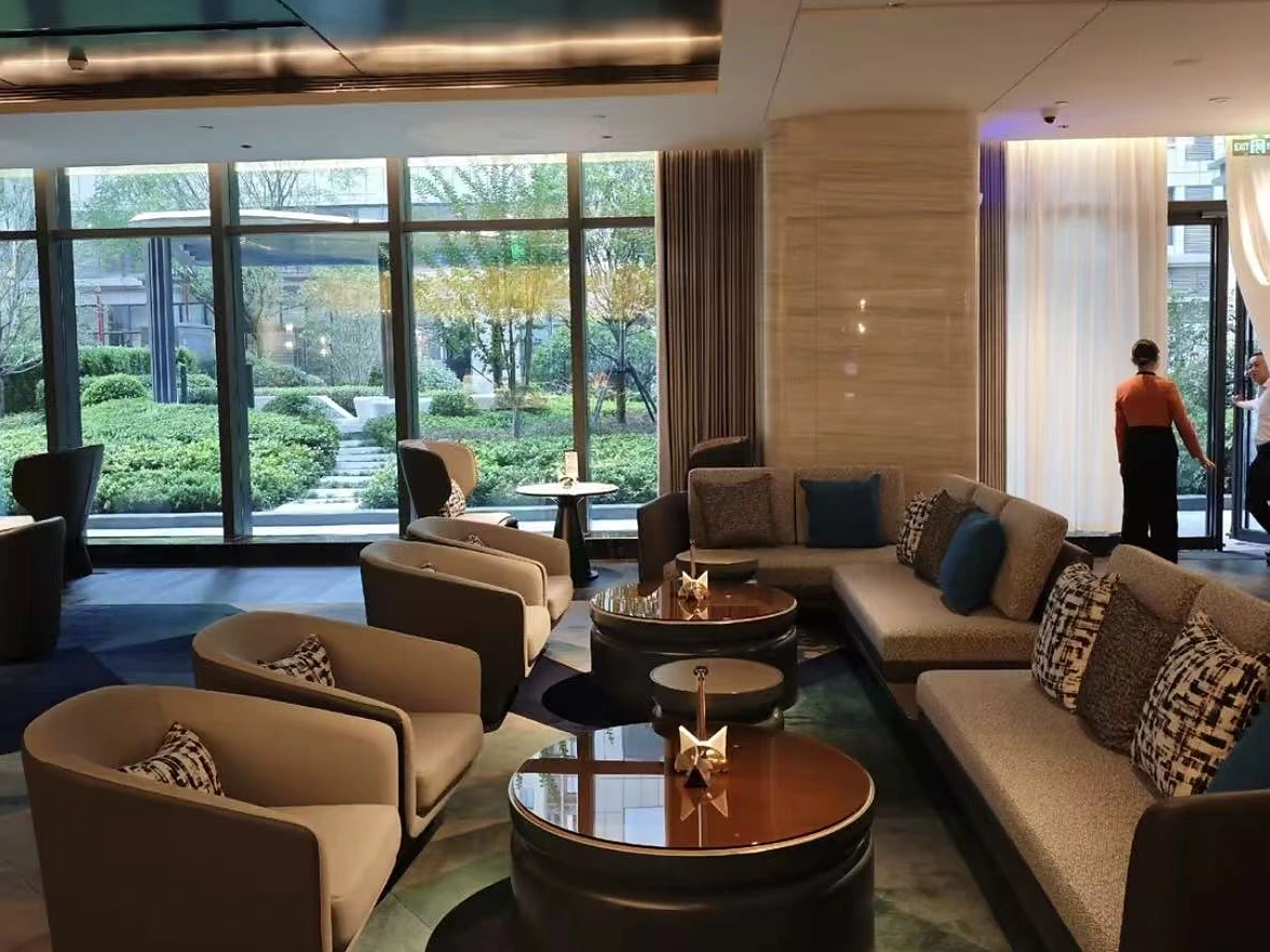 皇冠假日酒店 · 汇金中心二期 A 地块 · 临窗休闲区 · 墙面与座席组合