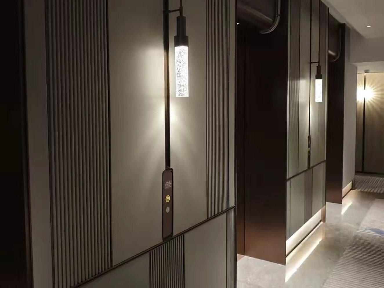 皇冠假日酒店 · 汇金中心二期 A 地块 · 客房走廊 · 木饰面与房门节点