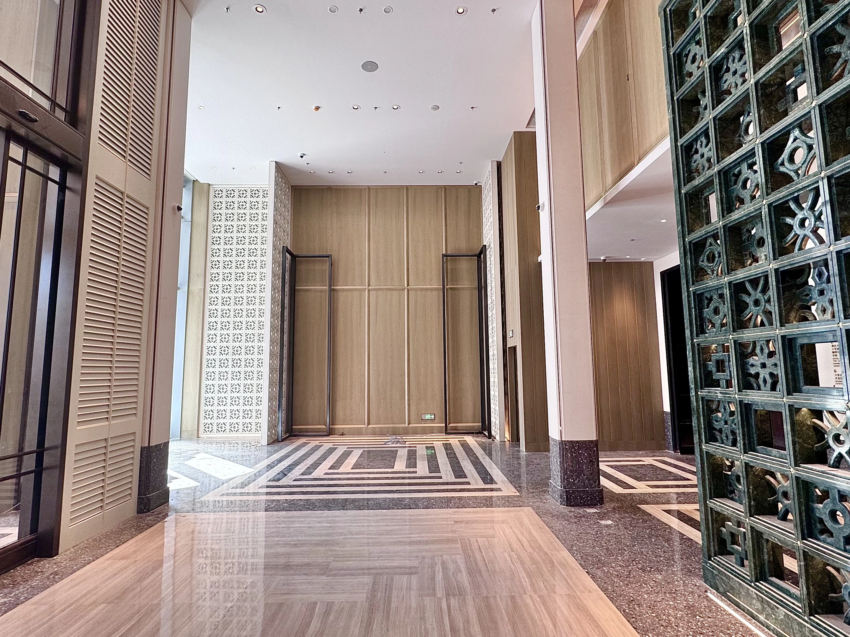 珠海国际大厦凯悦酒店 · 挑高公区 · 通高木饰面