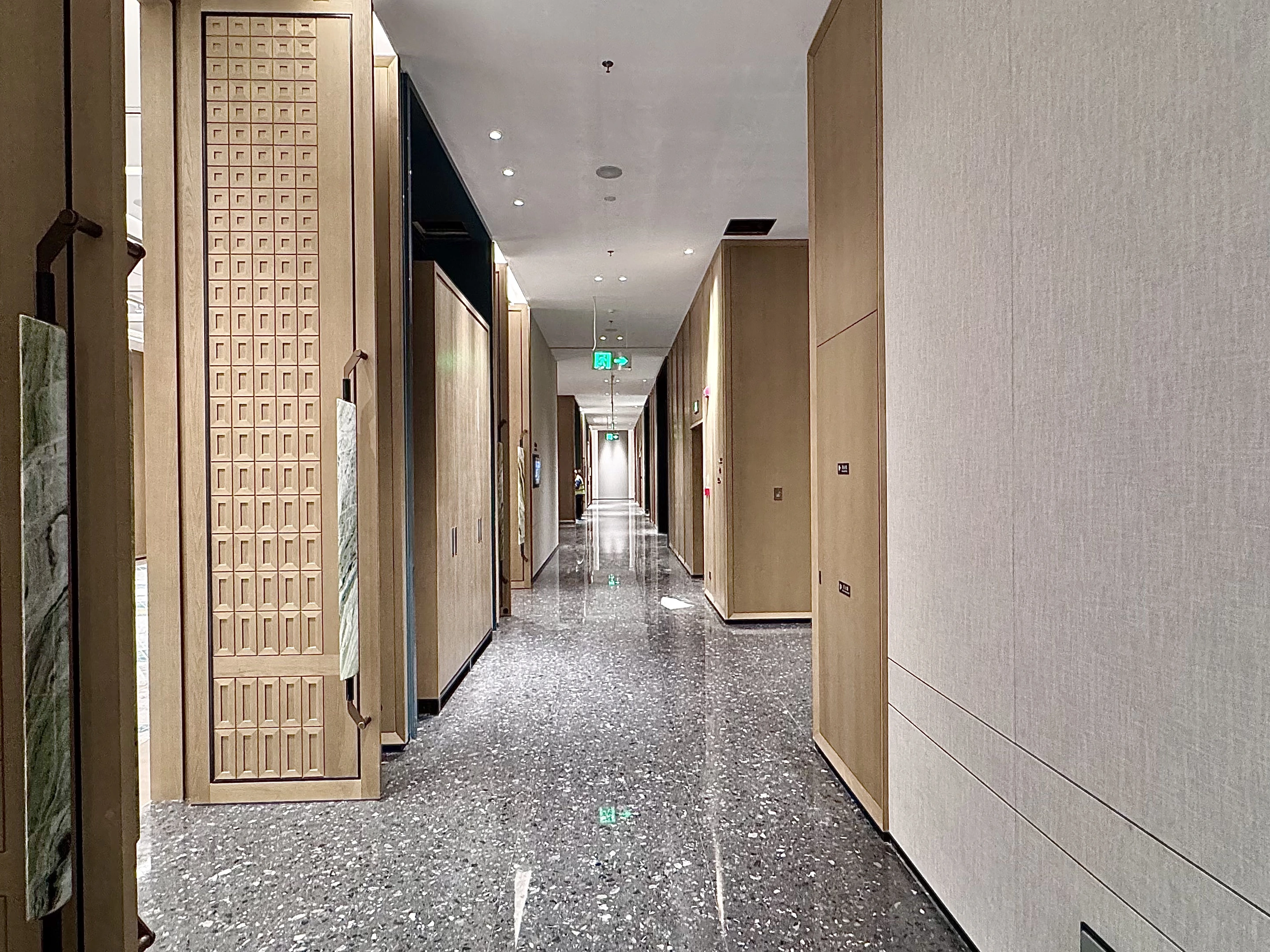 珠海国际大厦凯悦酒店 · 会议区通道 · 木门与墙面衔接
