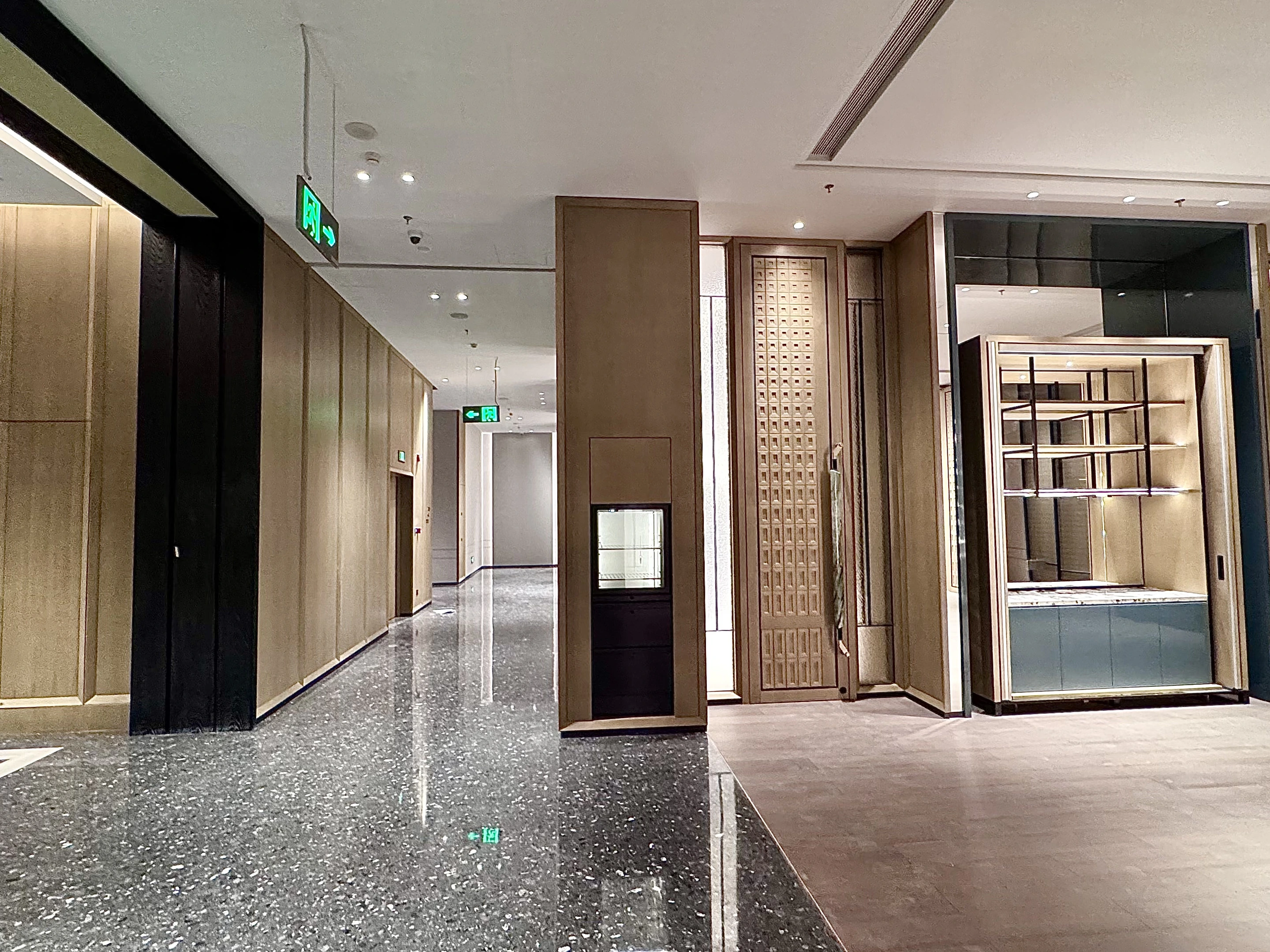 珠海国际大厦凯悦酒店 · 前厅转角 · 展示柜与通道界面